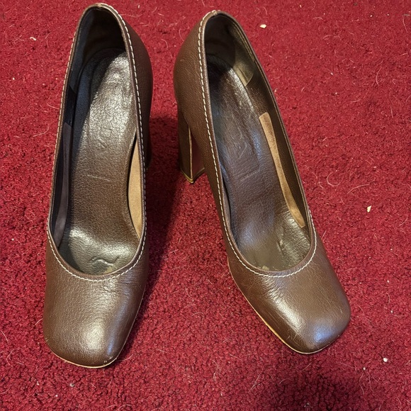 PRADA WOMENS BROWN LEATHER  CLASSIC SQUARE TOE HEELS PUMPS SHOES 38.5 GUC - Picture 1 of 6